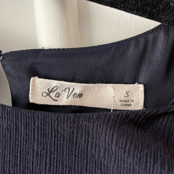 2.7 August Apparel La Ven Women’s Navy Blue Tiered Ruffle Mini Dress - Picture 2 of 3